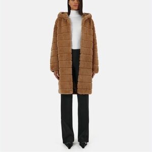 APPARIS CELINA COAT. FAUX FUR TIERED COAT